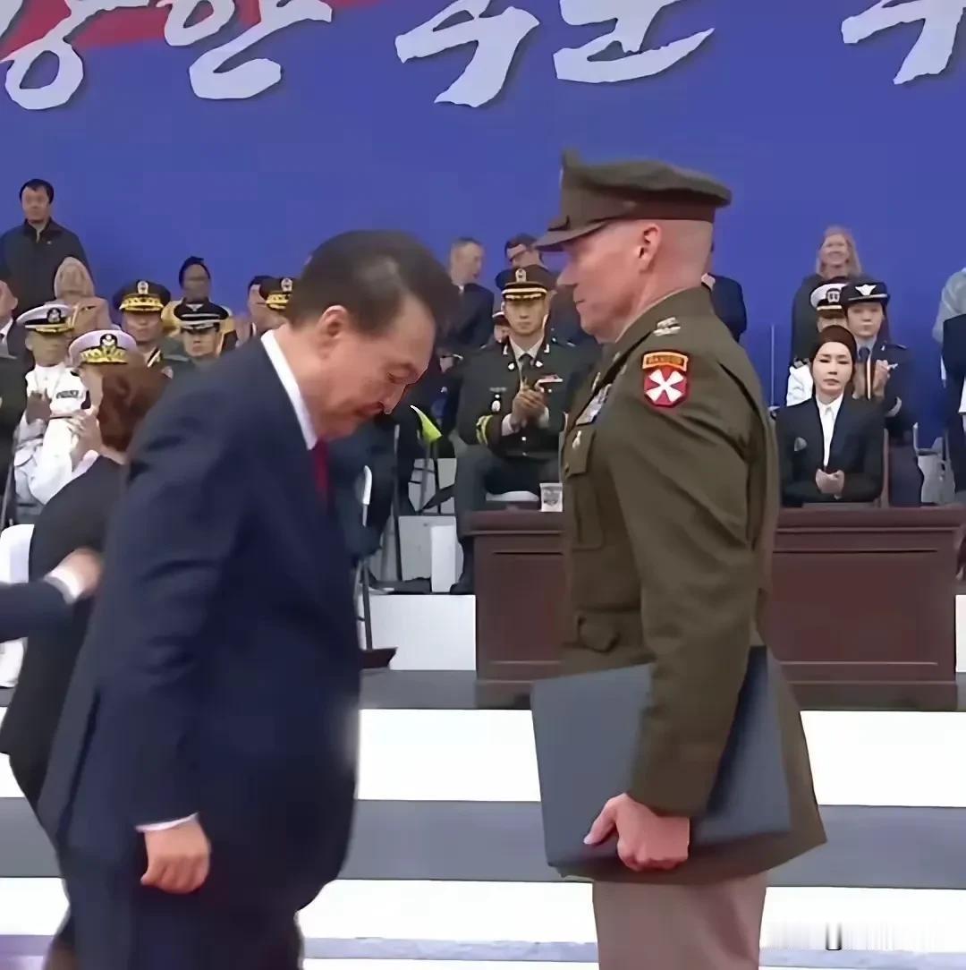 没有国格，人格能好到哪去
    据网媒报道，韩国首尔大阅兵，尹锡悦在现场对美军