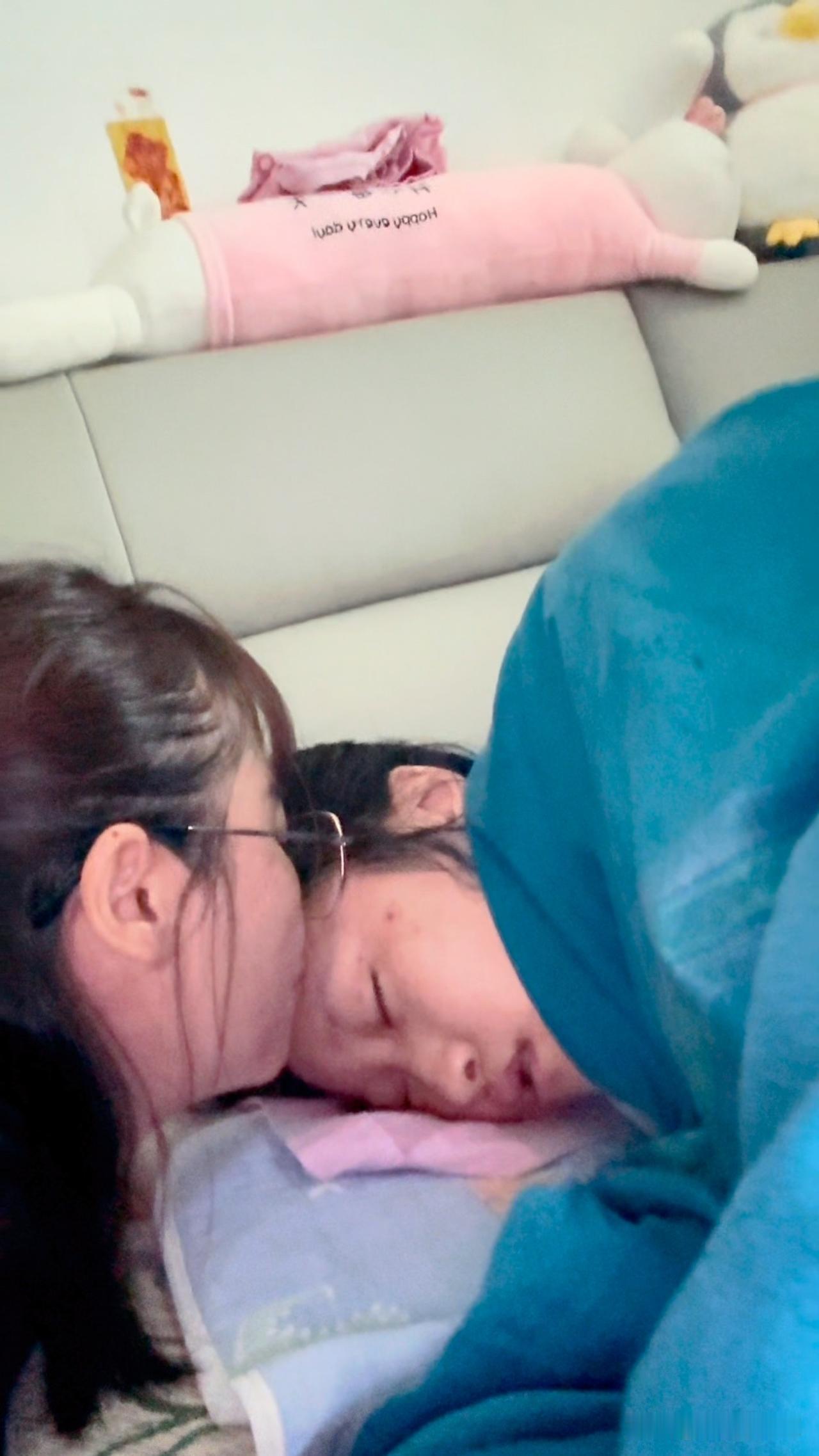 18个半小时的列车之旅，奔赴北京为女儿求医。路途漫漫，可心中满是期许。近日孩子情
