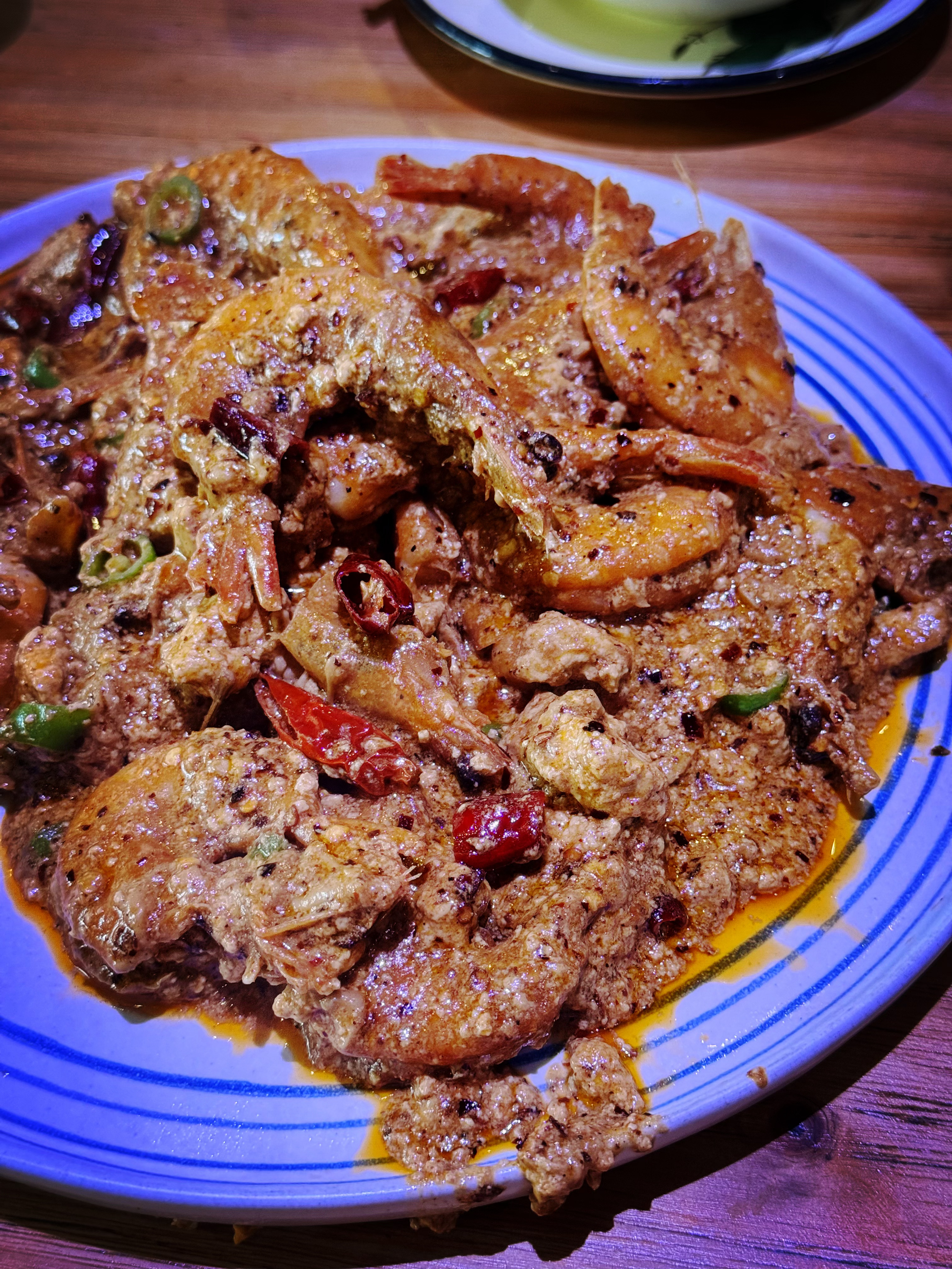 两种我很喜欢的食物在云南芒市相遇了，臭豆腐炒虾，竟然可以这样搭配，味道非常奈斯 