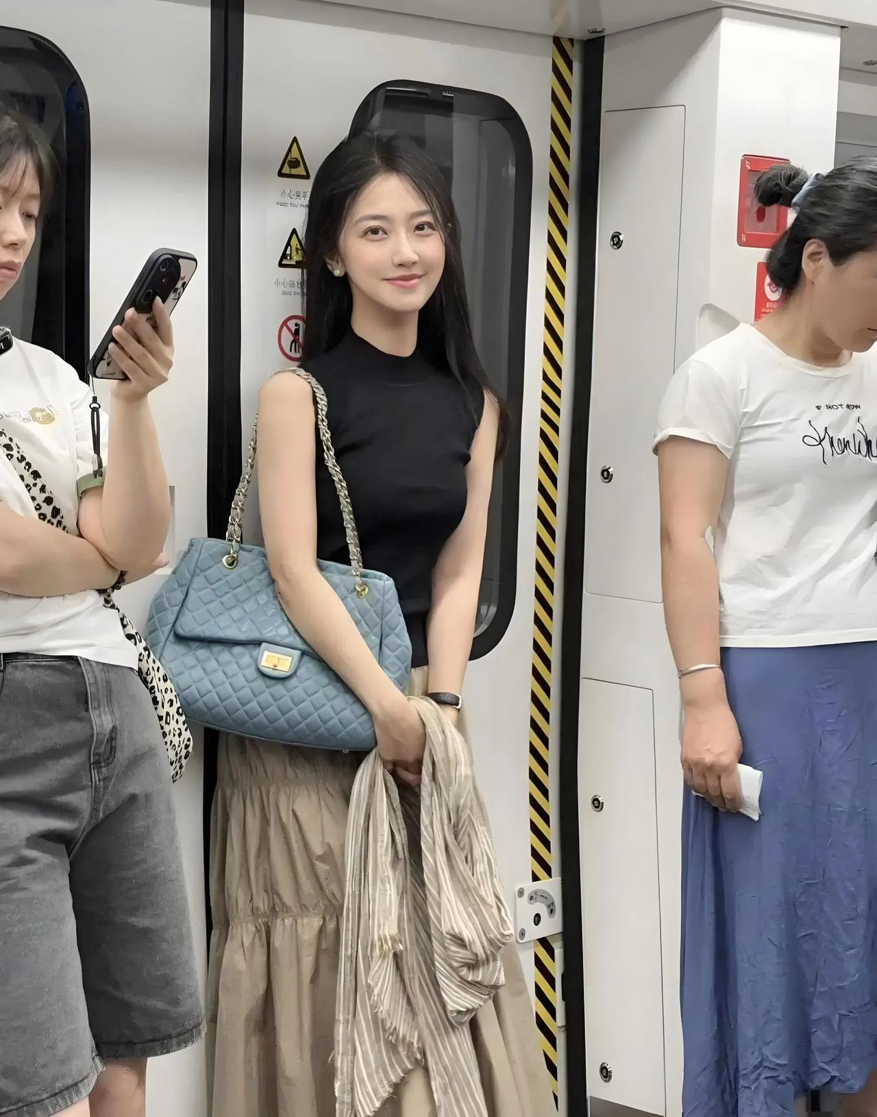 坐地铁时，门口这位美女一直看我，她是不是对我有意思？我的桃花运是不是来了！[呲牙