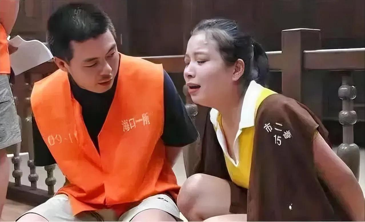 2009年，海口法院，死刑判决的现场，杨金红和男友坐在地上，做着最后的告别，他们