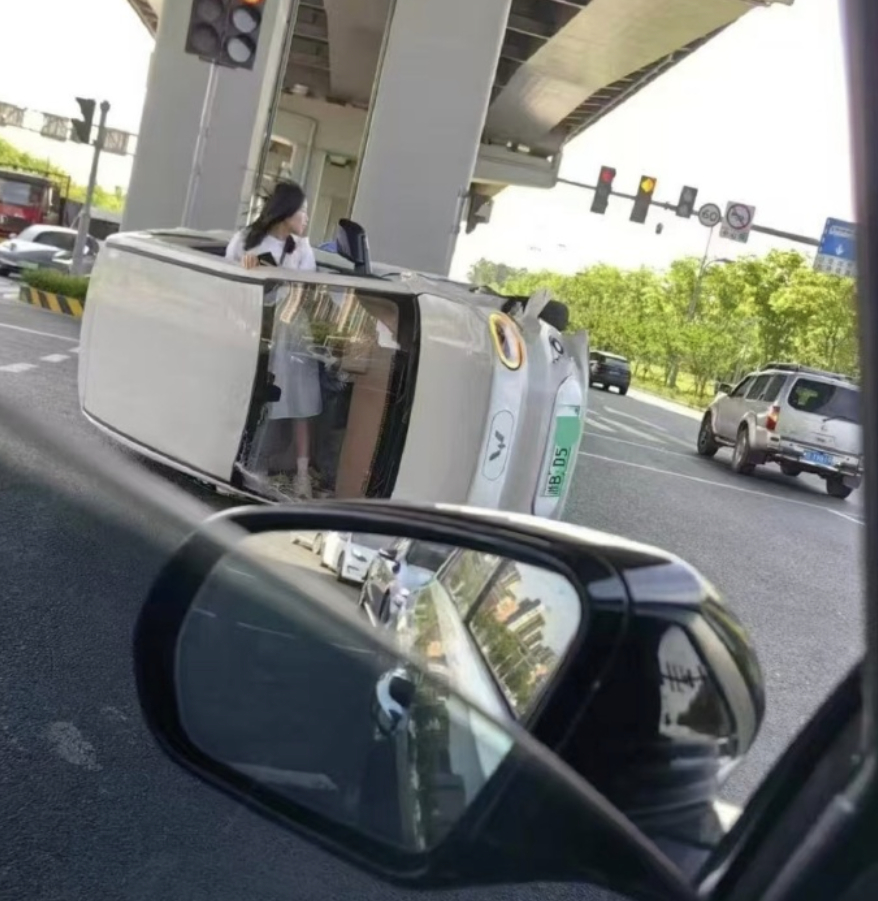 开车技术不行就算了居然还能整出来情头[坏笑][坏笑] ​​​