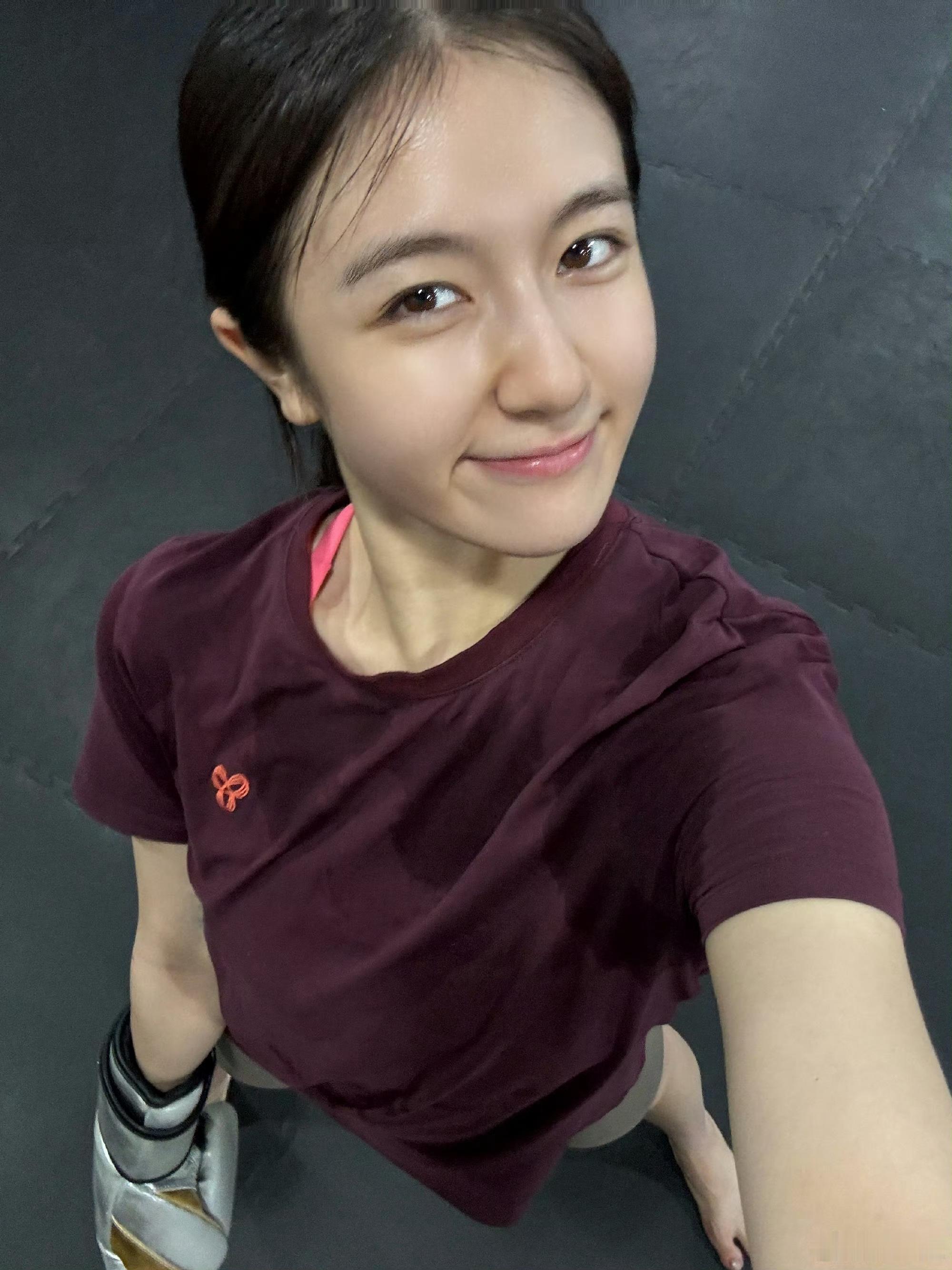 李兰迪素颜打拳击  李兰迪更新拳击馆自拍📸，KO王很OK的一天，纯素颜出镜状态