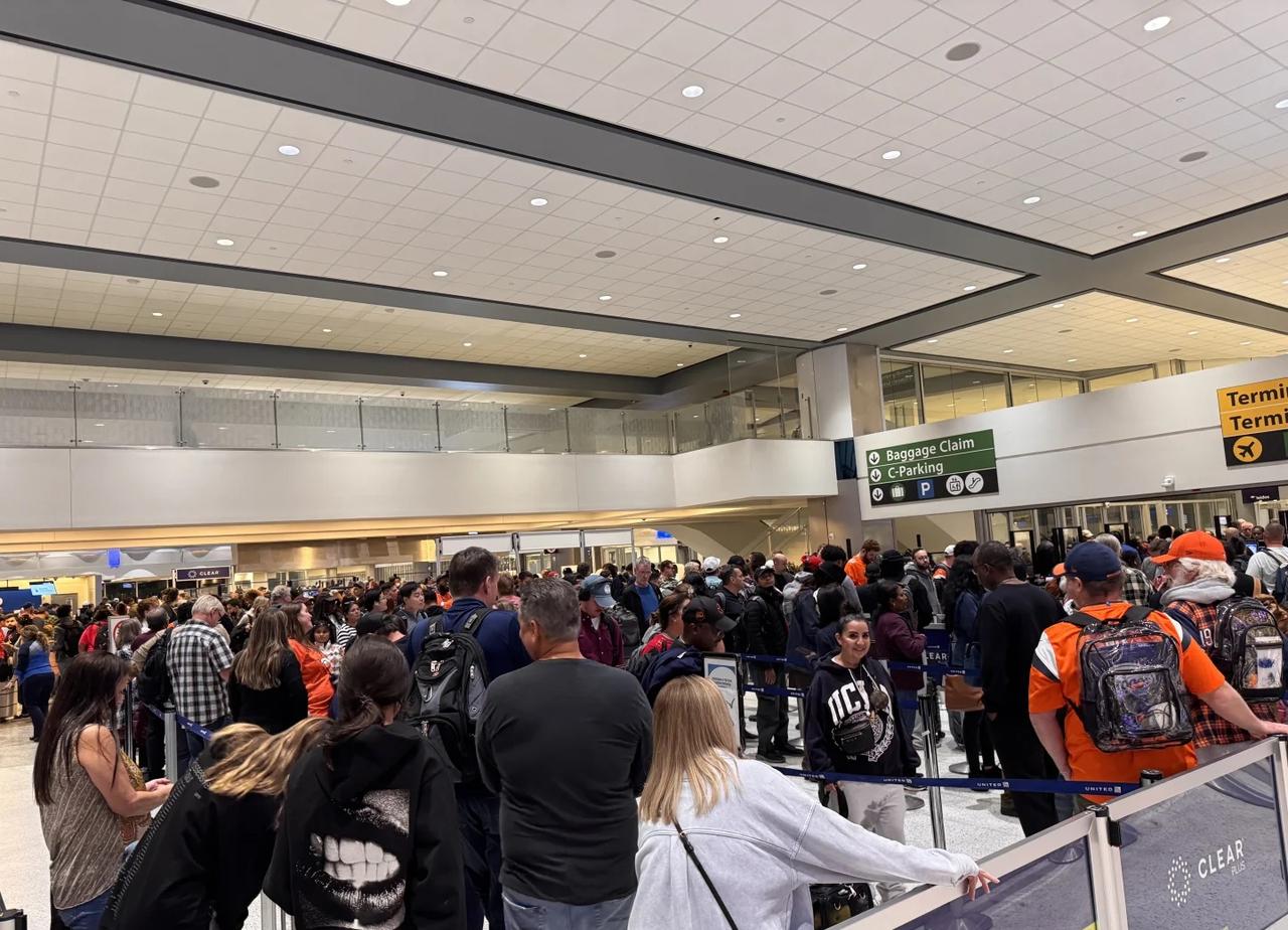 休斯顿布什机场IAH
昨夜TSA工作人员罢工，Terminal C只开了一条线。