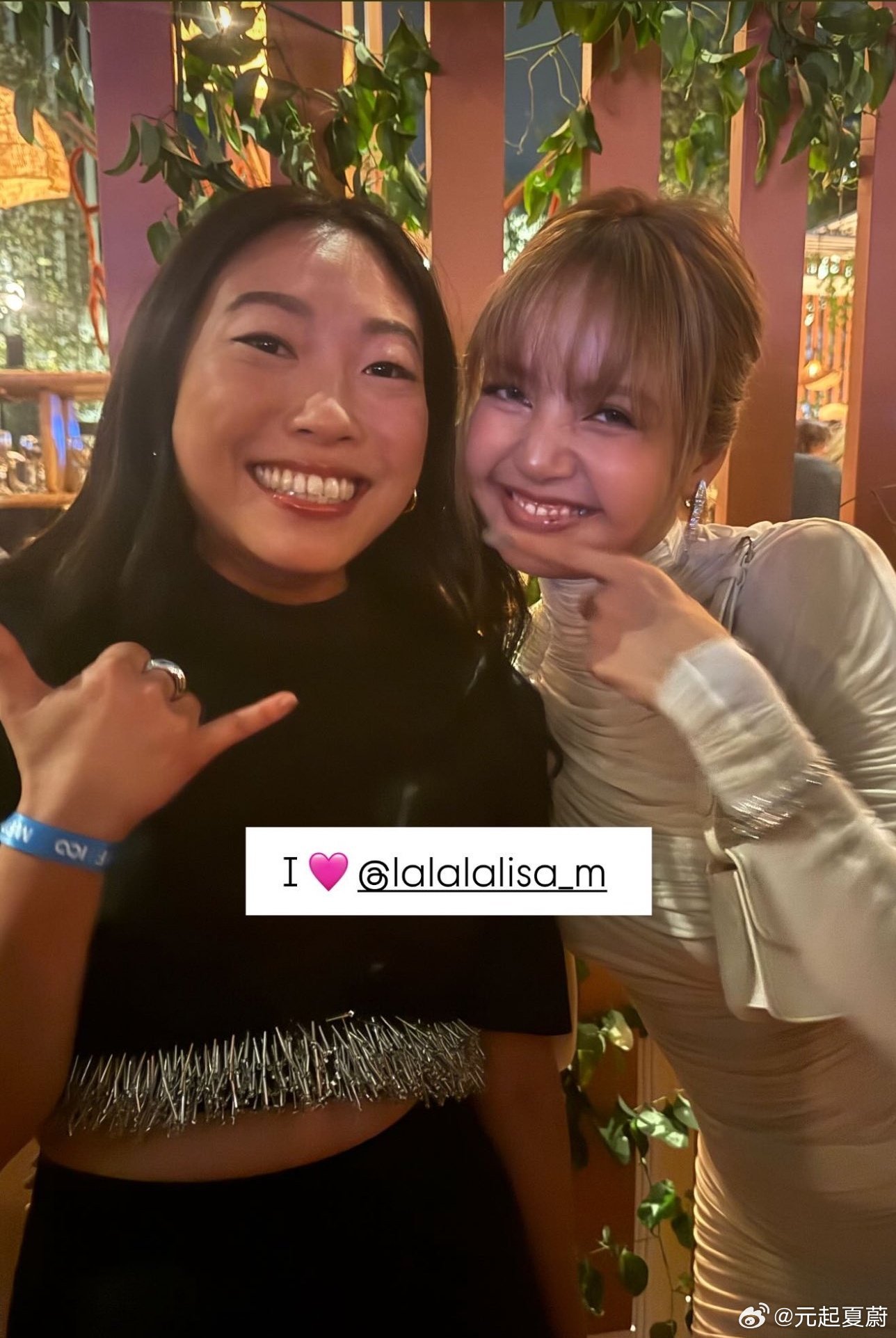 Lisa与Nora Lum（第77届美国金球奖喜剧类最佳女主角）共同现身华纳兄弟