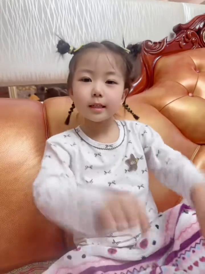 小朋友们，你们知道名字怎么表演我吗？现在我给大家展示一遍。
·悯农其一：唐，李绅