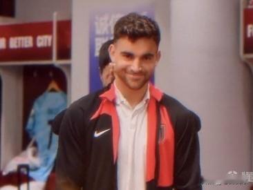 古尔芬克尔合同到期离队…成都蓉城官方发布信息，宣布古尔芬克尔合同到期离队，他已经