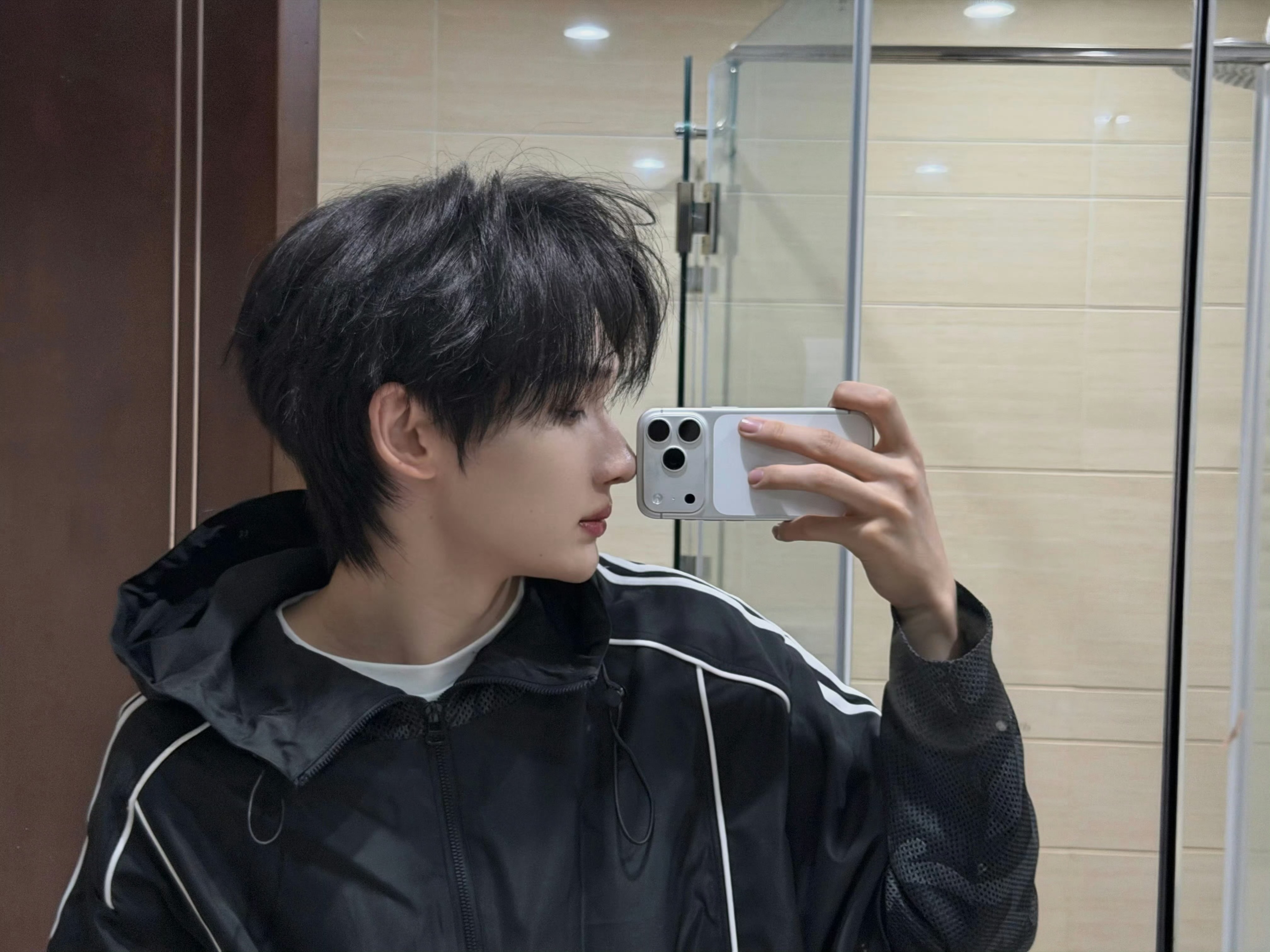 余宇涵走到哪摔到哪 摔跤名场面又又又+1...看来我们“掉系爱豆”的标签是真的撕