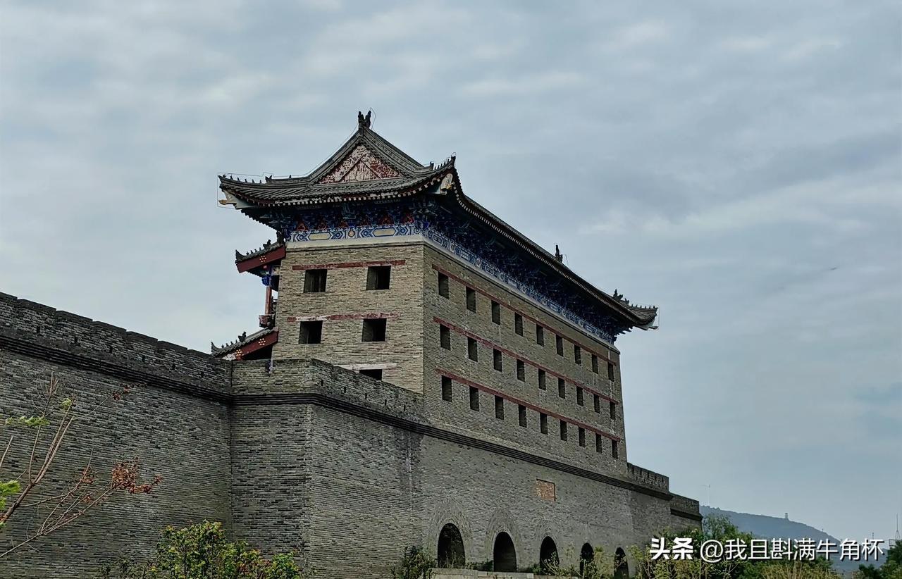 下联：尘衣瘦马过雄关
上联：有请雅士[玫瑰][玫瑰][玫瑰]