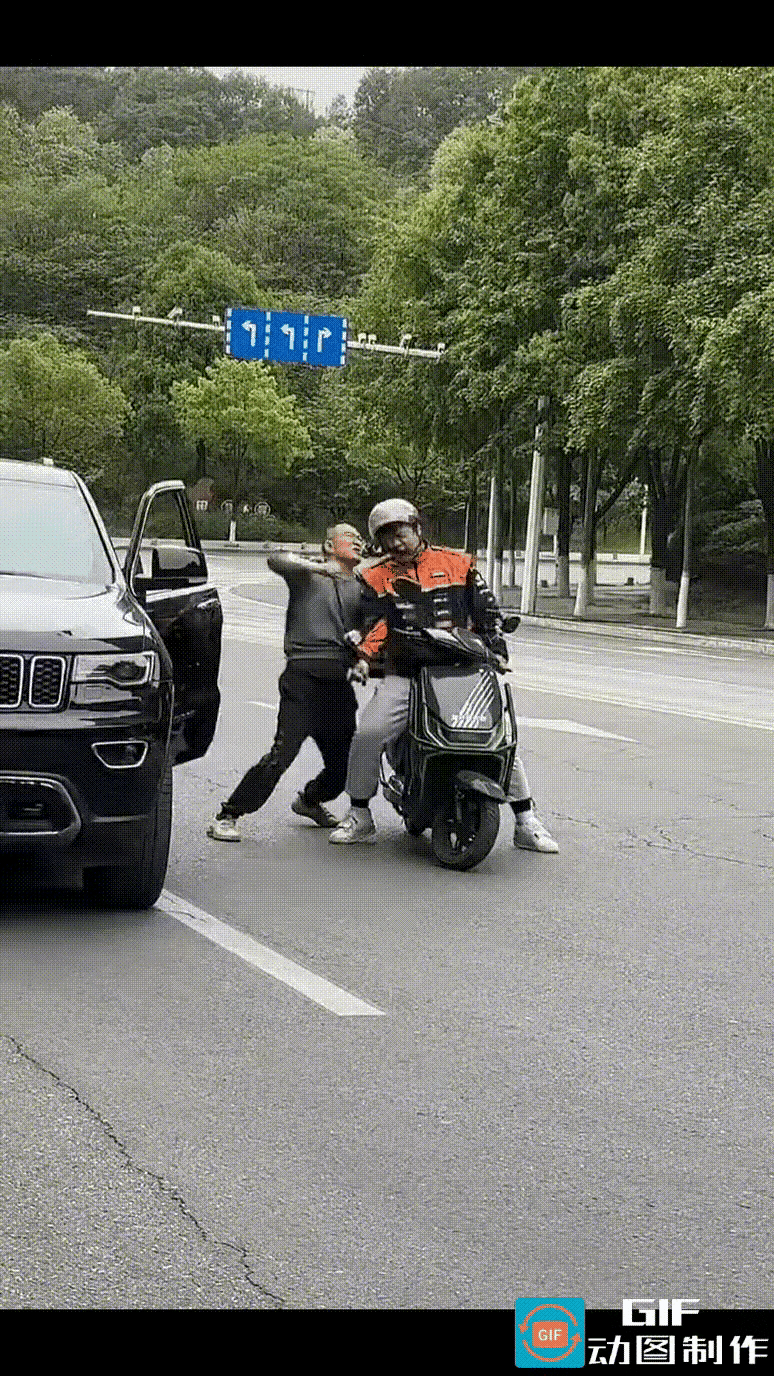 越野车司机刮蹭后殴打外卖小哥，路人拍下全程引众怒
 
一辆越野车与外卖小哥发生刮