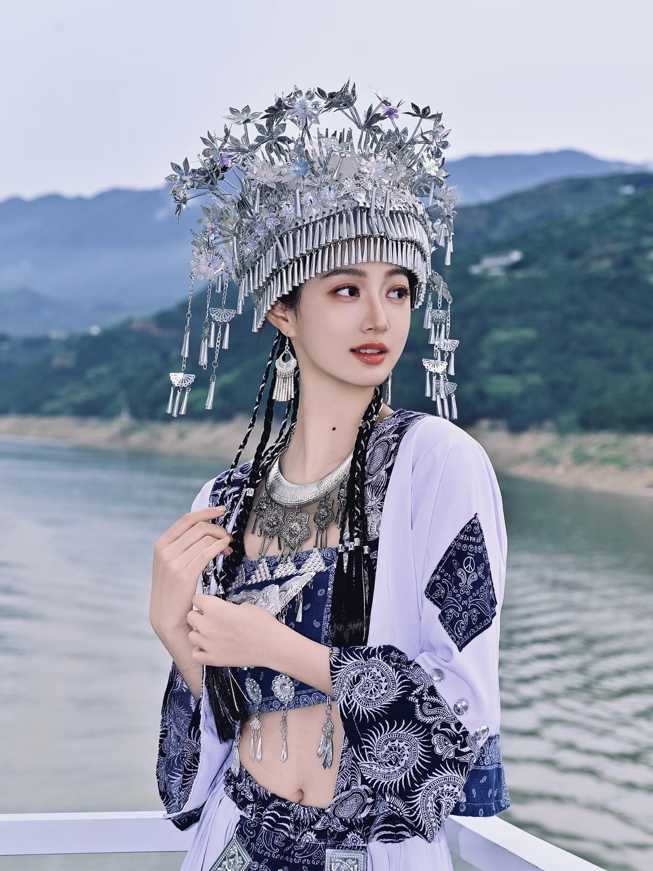 冯琳带父母去宜昌玩了，
与爸爸妈妈身穿苗族服饰，
背靠巫山，
在长江三峡的邮轮上