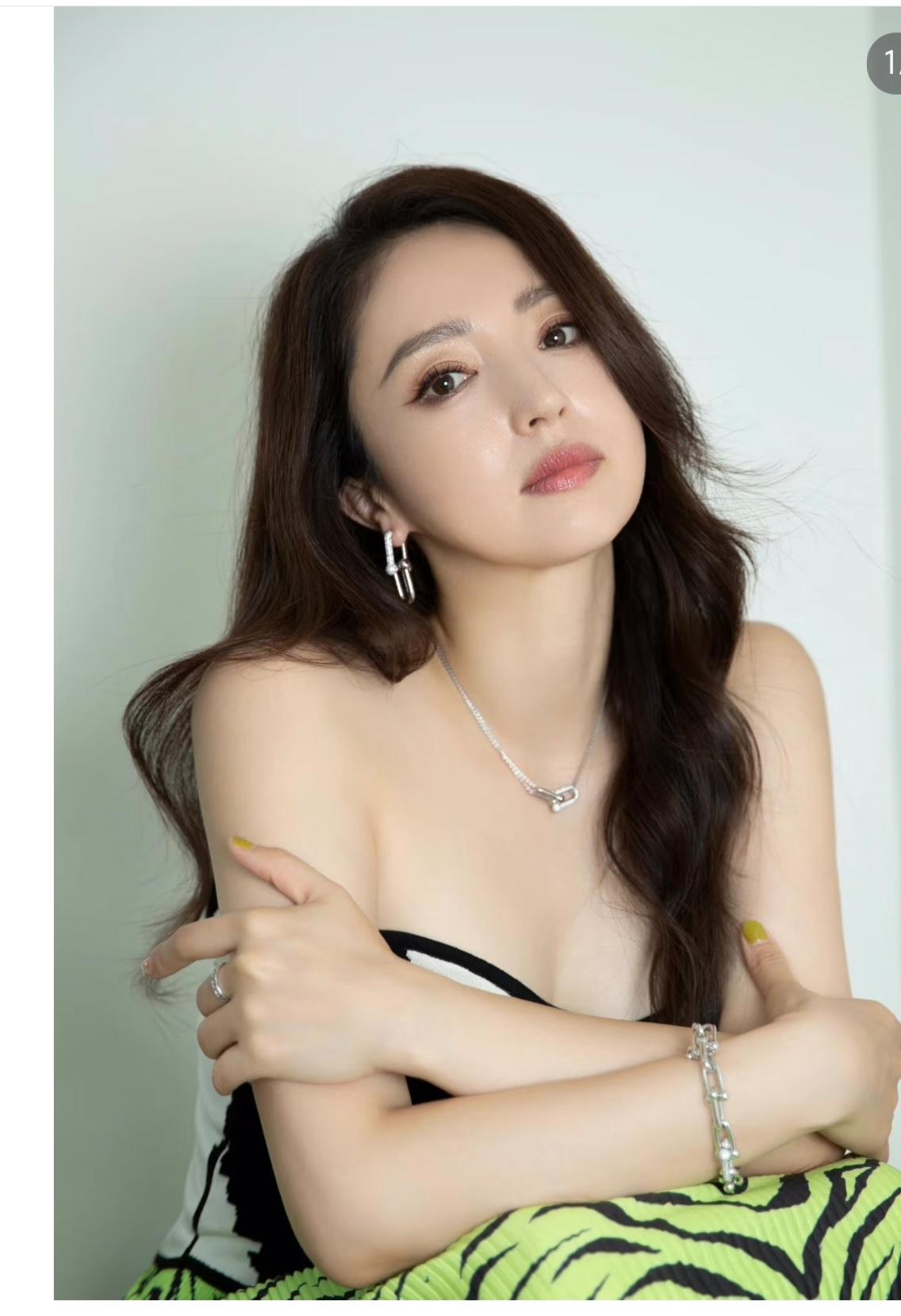 张维伊发的九宫格董璇没在C位引起大家热议
这对夫妻的九宫格C位争议，
恰恰折射出