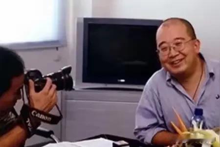新华社战地记者唐师曾因白血病于23日离世，互联网的记忆泛起少许泡沫，有网民掰出唐