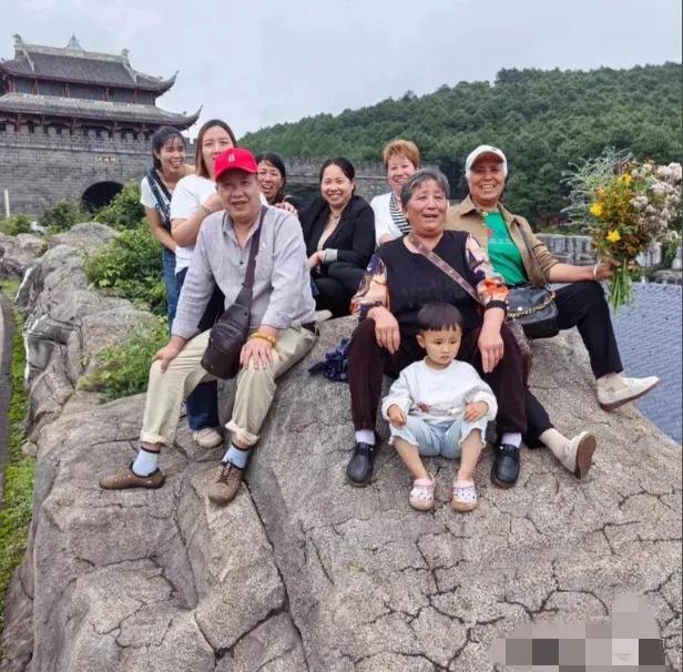 子女不常回家，就是不孝吗？很多人在外打拼，一年难得回一次家，被指责 “不孝”。不