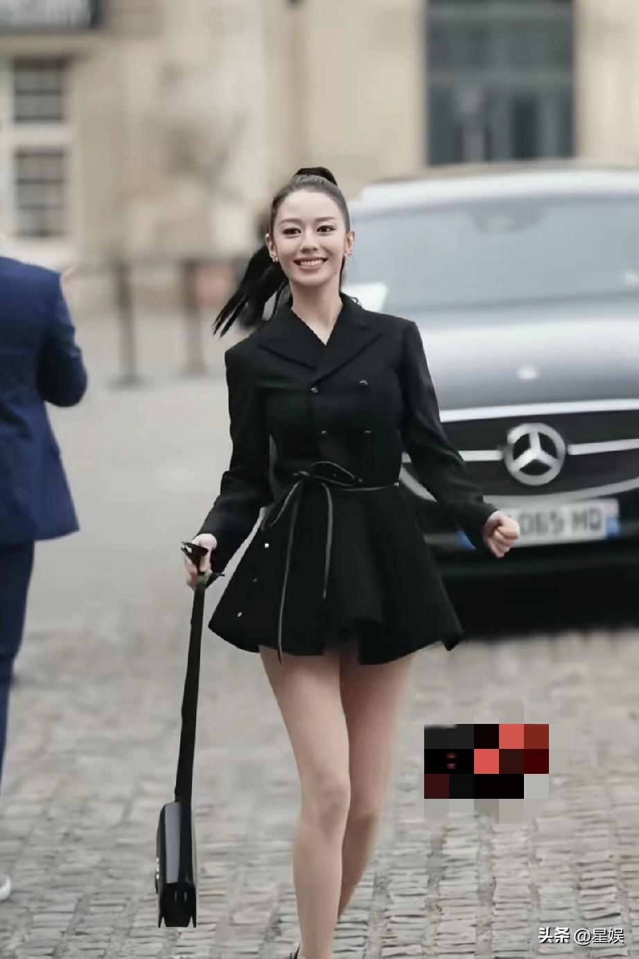 吉娜黑裙在户外