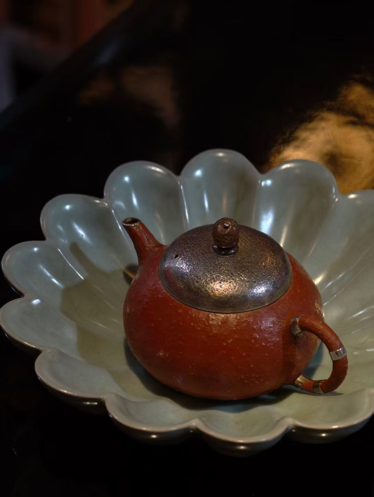 品茶赏器交友  茶，是连接自然与日常的“仪式线”。 古人顺应天时，喝茶亦讲时节。