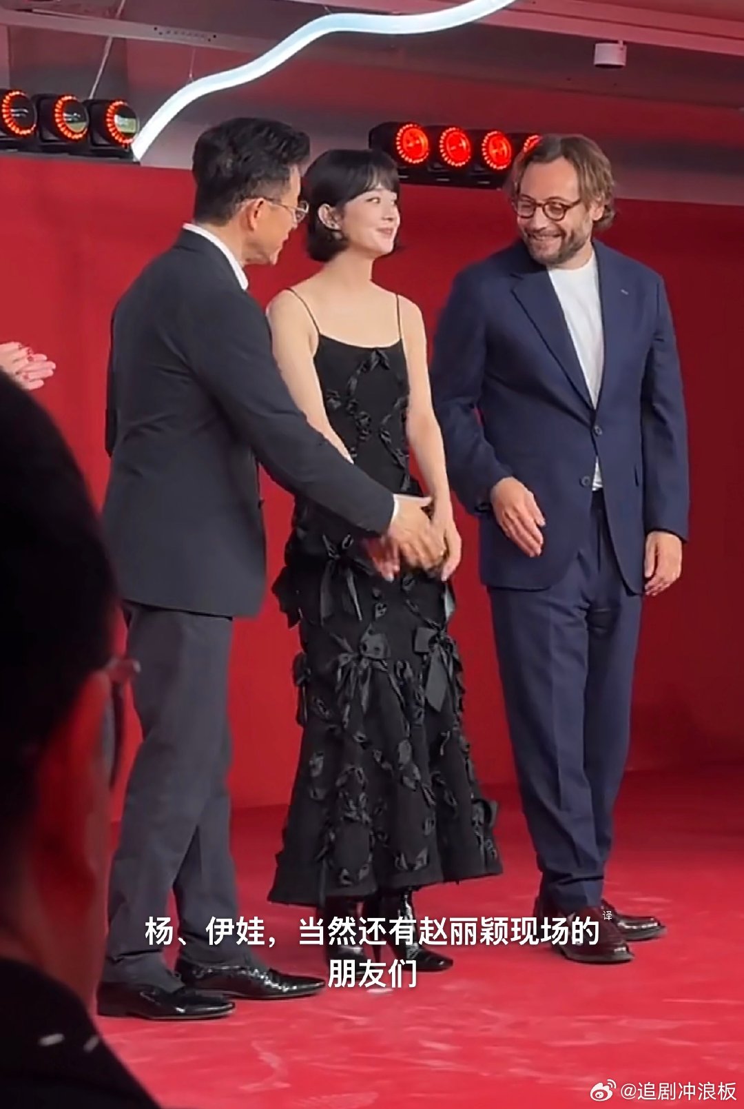 纪梵希高管看着赵丽颖笑得合不拢嘴纪梵希高管看赵丽颖的表情 纪梵希高管看着赵丽颖笑
