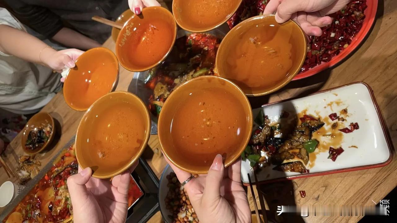 有酒有肉，故事管够，
与生活和解，和快乐碰杯。
