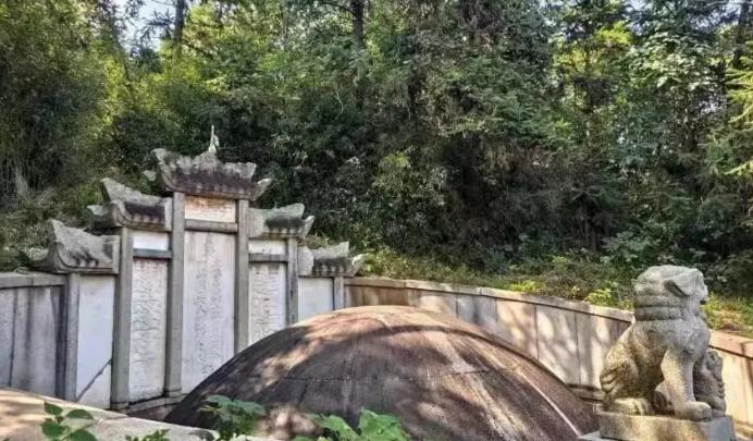 1989年，一伙盗墓贼炸开了曾国藩的坟墓，考古队迅速前往现场进行调查。

深夜的