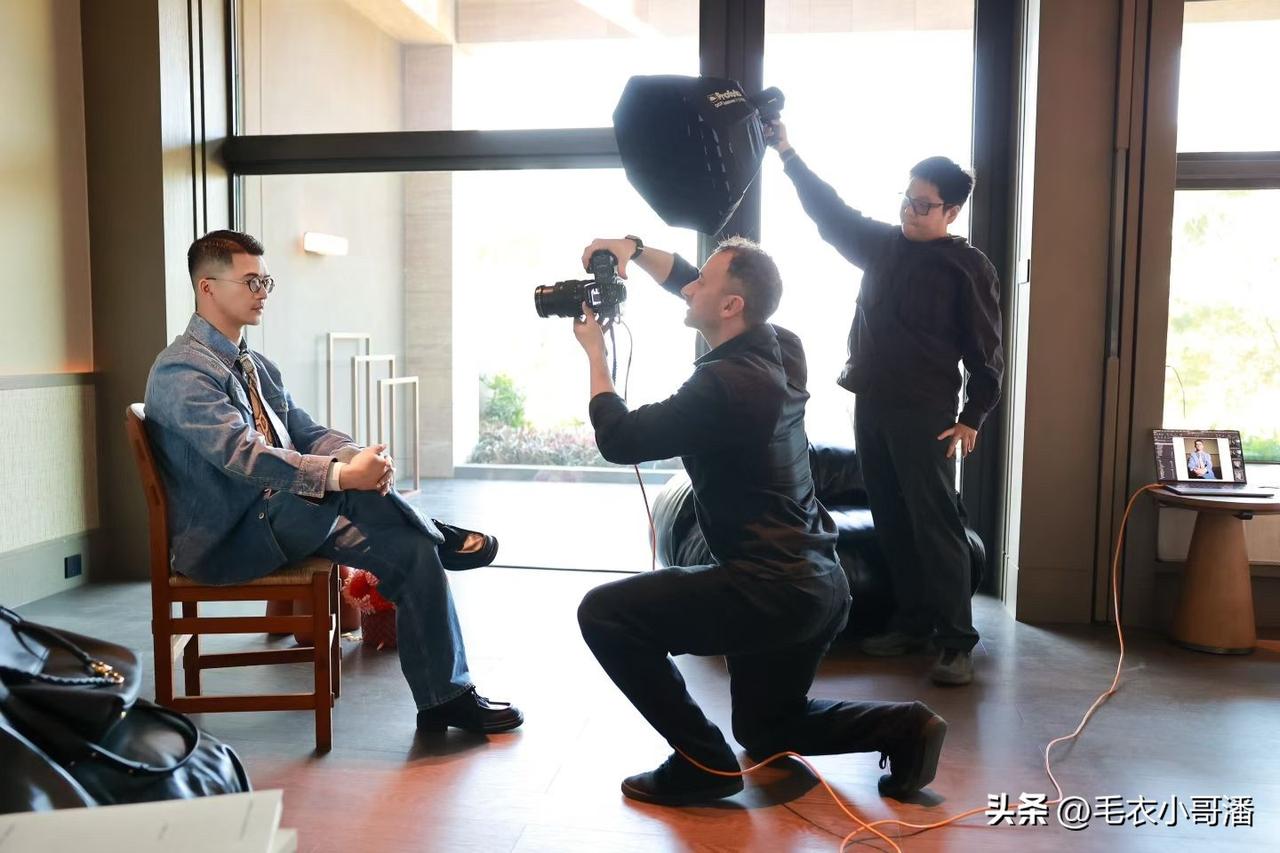 先来侧拍花絮
由法国时尚摄影师Victor Marvillet掌镜彩色硬照，
又