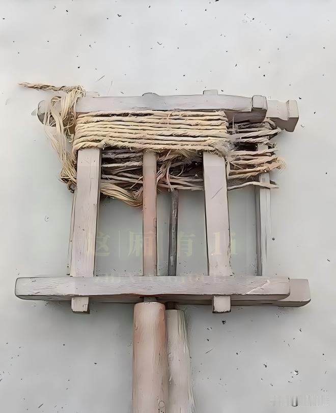 老物件,你见过哪些?
木架缠绕着干枯草绳，木纹早已被岁月磨得温润。
从前日日握在