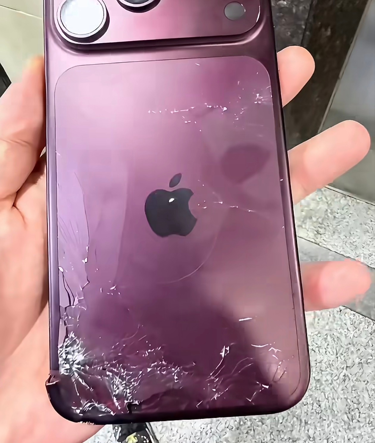iPhone18Pro首摔老感觉是故意的，因为每年首摔都是最热门的配色，去年是橙