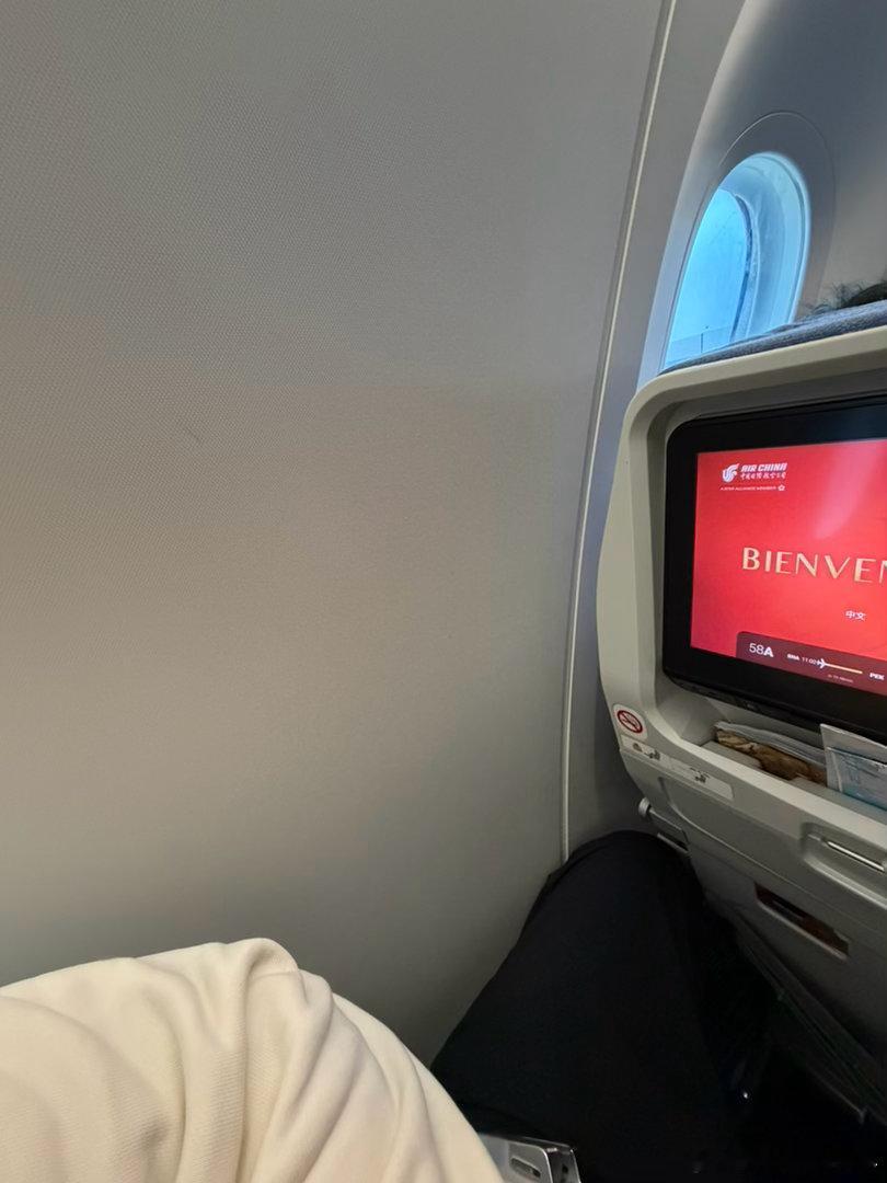这次飞机也很满没有升舱位没有第一排没有应急出口没有过道我原本是最后一排中间去柜台