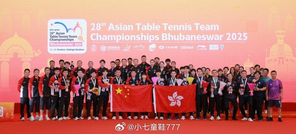 中国香港队和国乒一起齐唱国歌亚锦赛国乒男女团夺冠颁奖，国乒和港队一起齐唱国歌，一