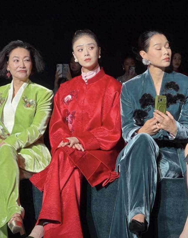 影后超模同框看秀：惠英红爆炸头、蒋欣一脸不屑、胡杏儿表情拘谨