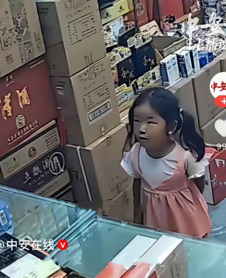 近日，来自河南的爸爸带着4岁小女儿来到天津谋生。爸爸身体不太行，走路还得拄拐杖，
