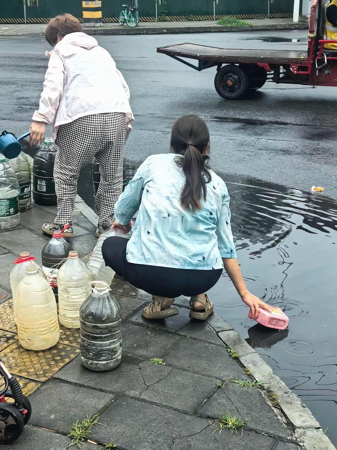 她们打路边的脏水干什么？