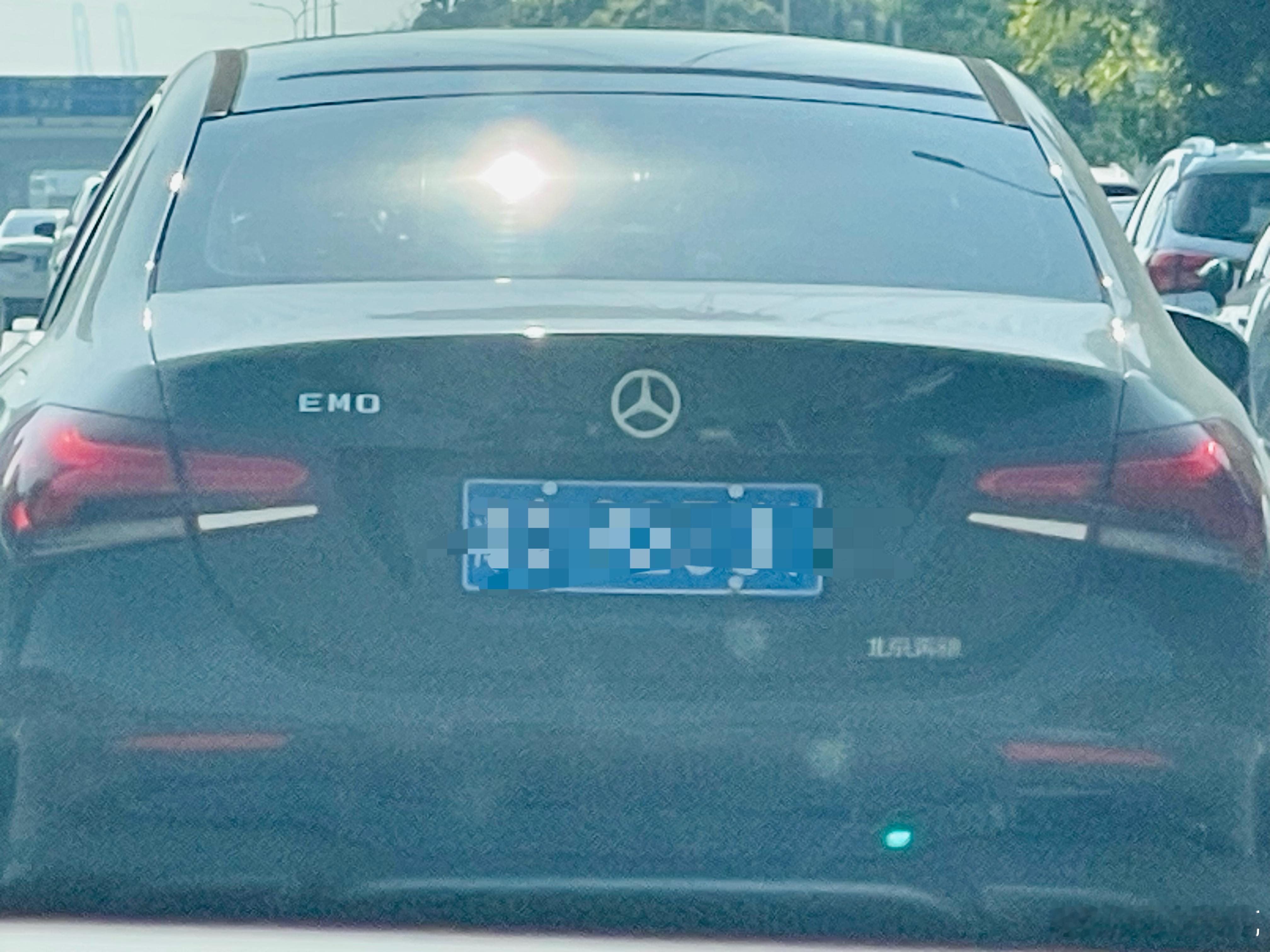 早上开车路上，看了半天，这车啥型号，仔细一看，EMO[二哈] ​​​