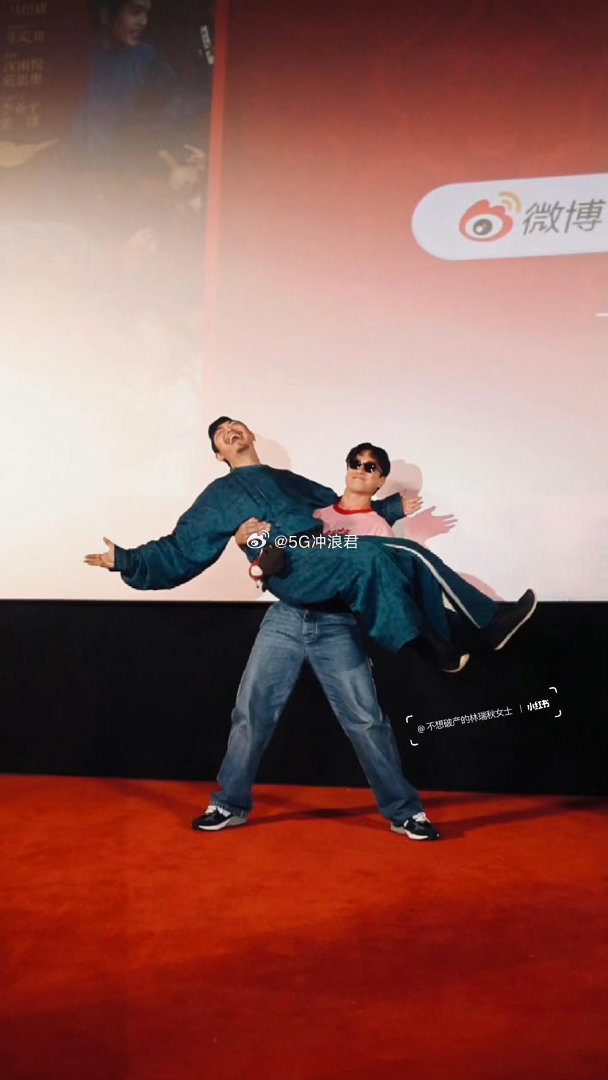大鹏11年从新人导演成长为最佳导演大鹏获最受传媒关注导演编剧 最佳导演和最佳编剧