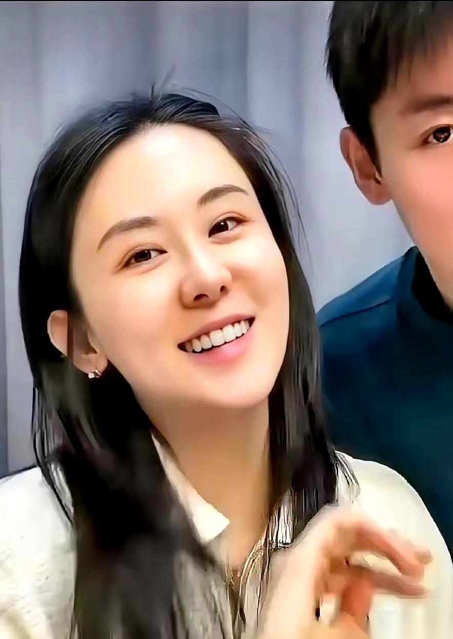 女人说讨厌一个男人，尤其还是在夸自己老公的时候，你可千万别全信。
那话都不是说给