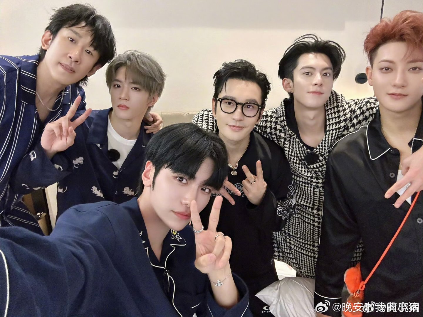 宇宙闪烁请注意的第一张合照，第一眼你看到了谁？👀 