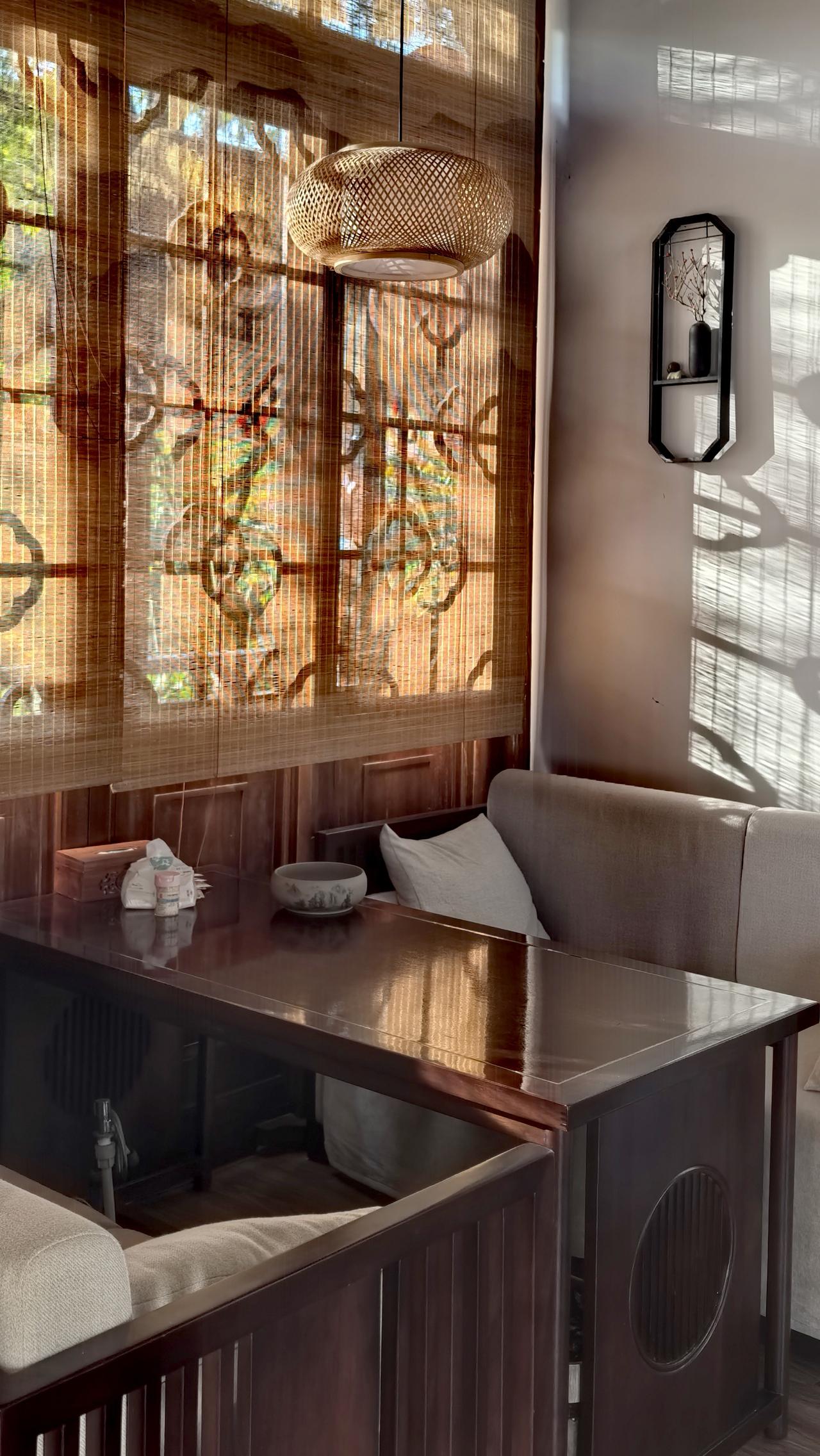 周末好时光，走两步。路过茶馆，摄影眼一亮，便闯进拍光影，却遭到了服务员和老板的拒