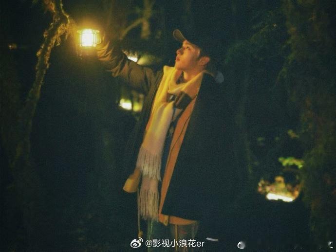 刘耀文称宇闪不是一个美食节目刘耀文哀牢山挖虫子 耿直吐槽宇闪不是美食节目，转头在