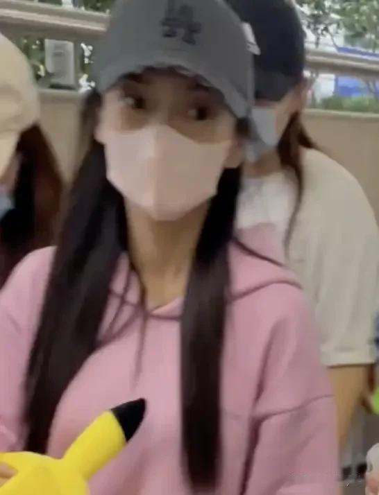 #Angelababy从巴黎回国# 10月1日，Angelababy结束了她在巴