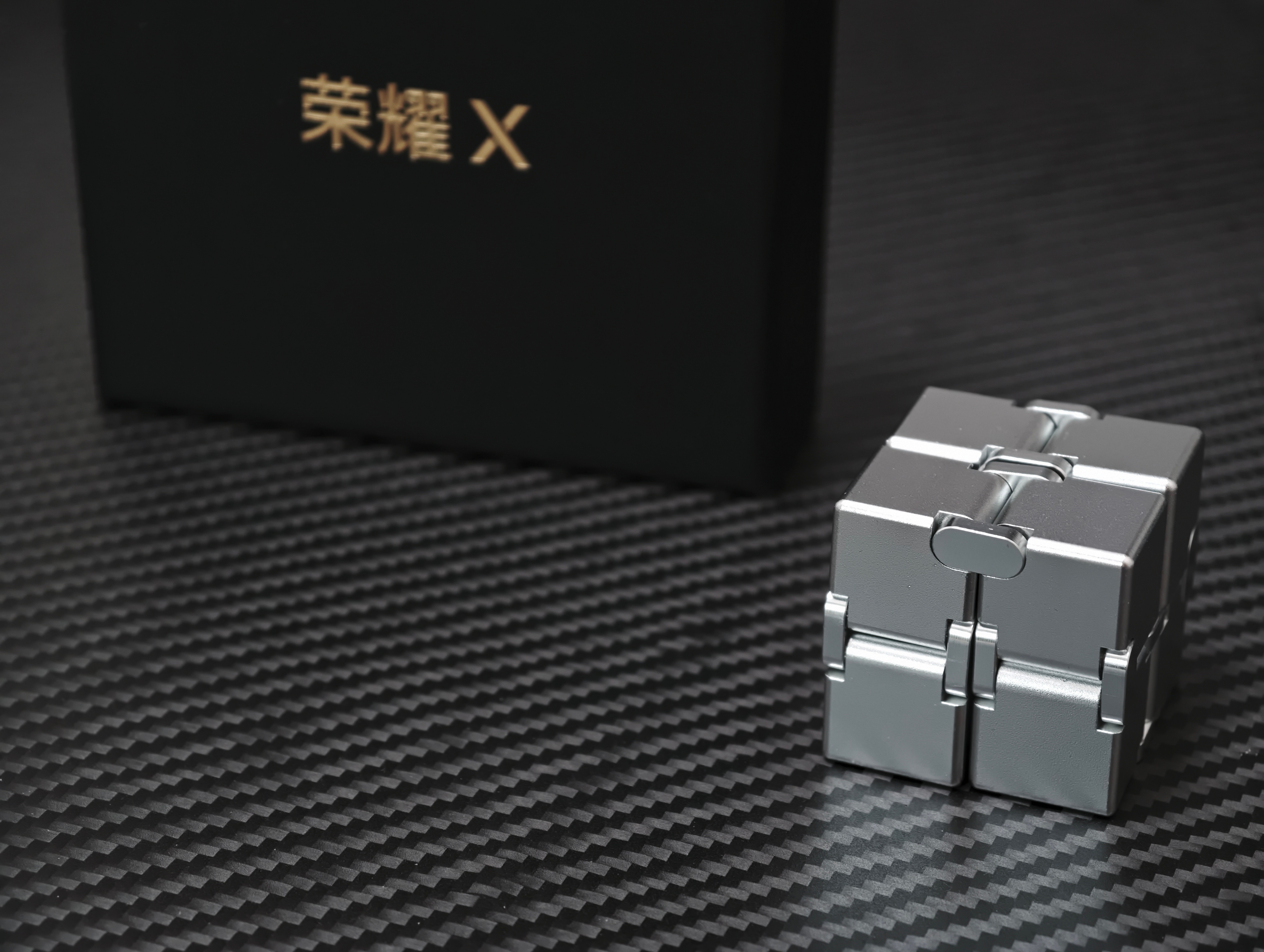 收到荣耀X80 Pro Max的邀请函了，这是一个可以无线盘的硬核魔方，每一面都