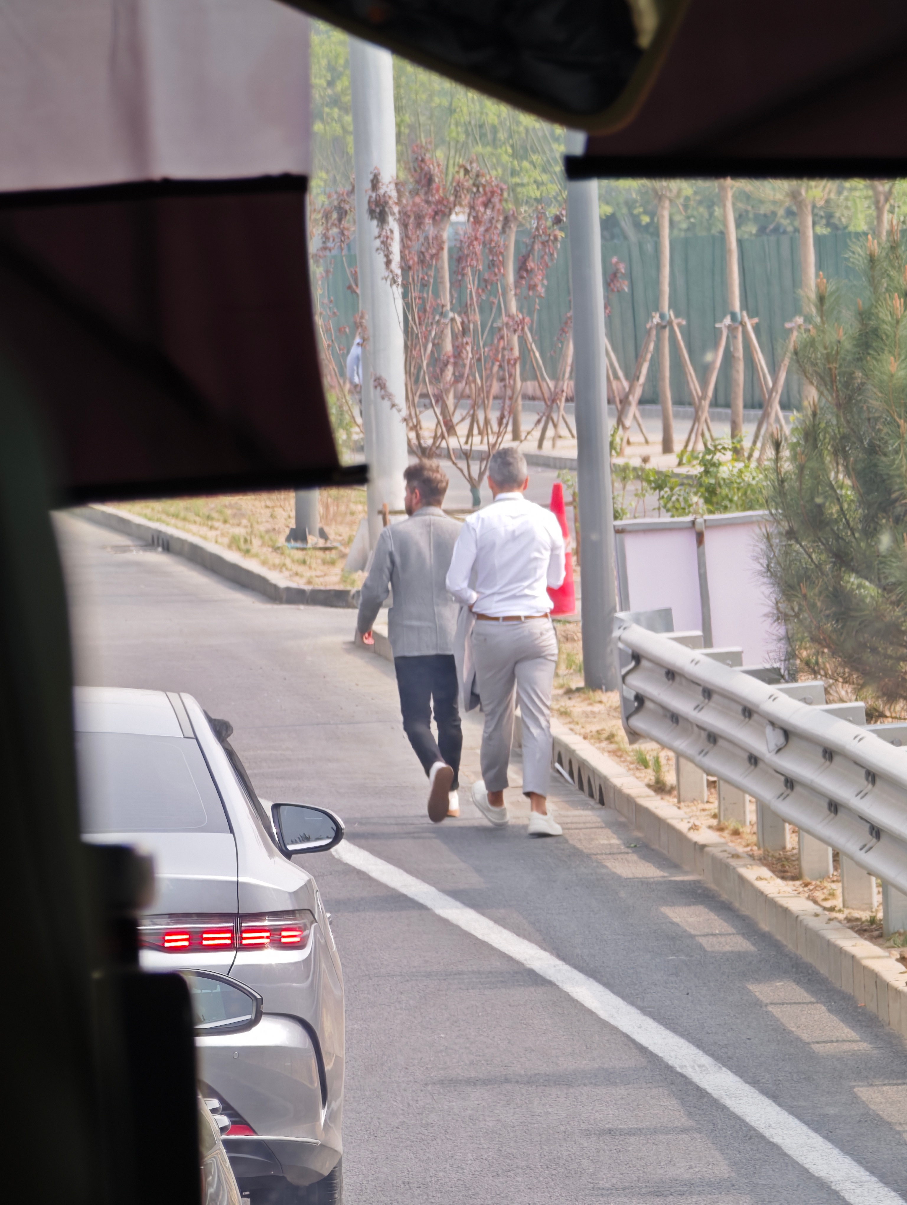 每次来北京车展都要堵半天路洋人已经弃车而逃，走路赶去开会。真的，上海车展吊打北京