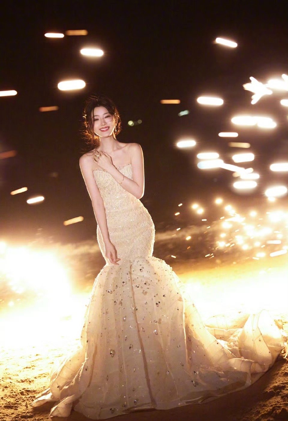 毛晓彤暗夜中的金色玫瑰腾讯视频星光大赏星光大赏出图 暗夜中金色玫瑰绽放！ 造型比