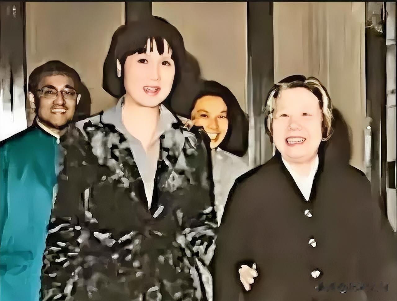 1973年，张灵甫妻子王玉龄受邀回国，再遇邓颖超，留下珍贵合影，背后细节令人动容