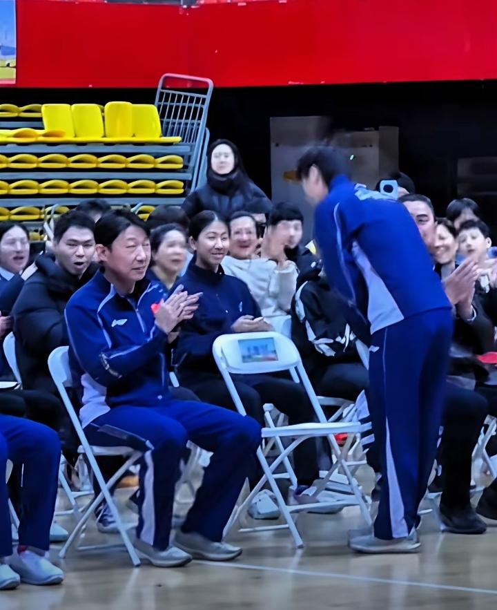 王曼昱的谦逊有礼，真的刻在骨子里。在国球进社区活动上，当主持人介绍到她时，王曼昱