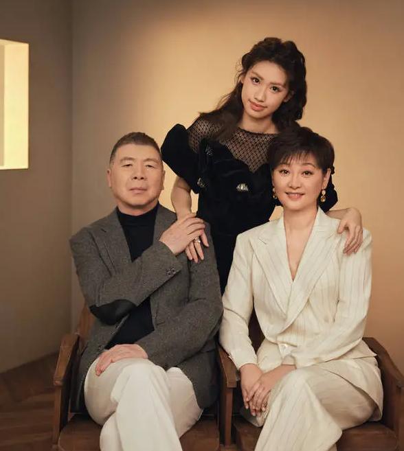 不得不说，冯小刚眼光真好，收养的这个女儿真漂亮！
最近，冯小刚和徐帆夫妇带着女儿