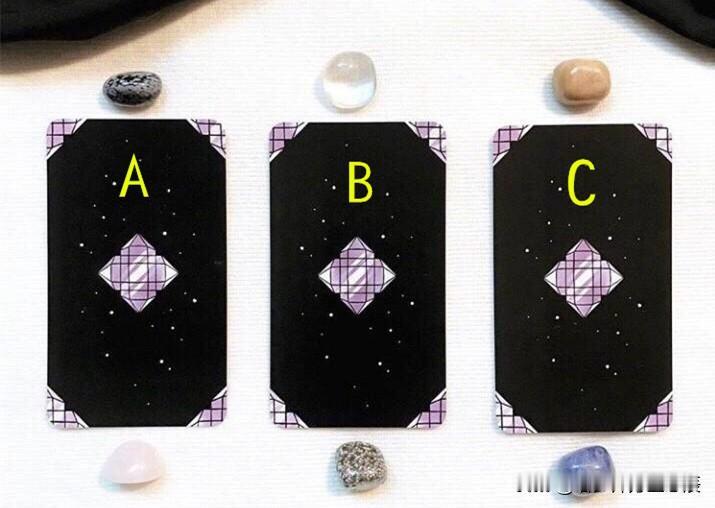 【塔罗占卜：默念他的名字，你的感情或婚姻还有再次复合的可能吗？】

我们今天的塔