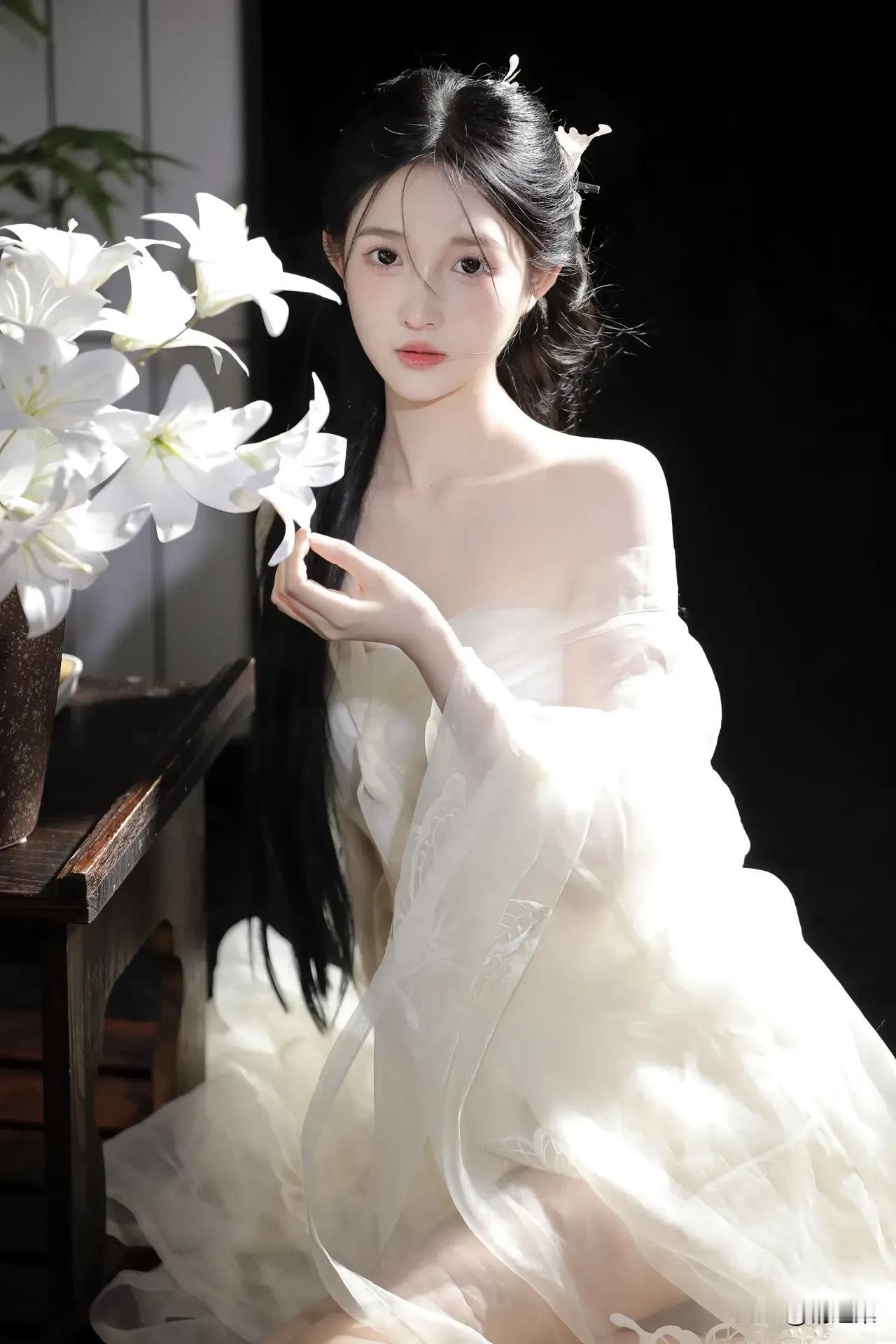 梦幻少女与白花共舞，唯美时光定格