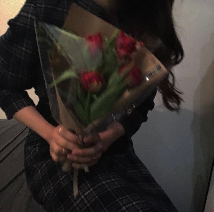 “迟来的醒悟和道歉，不值得被原谅，破碎了的东西再怎么修补都有裂缝，不论你过后是否