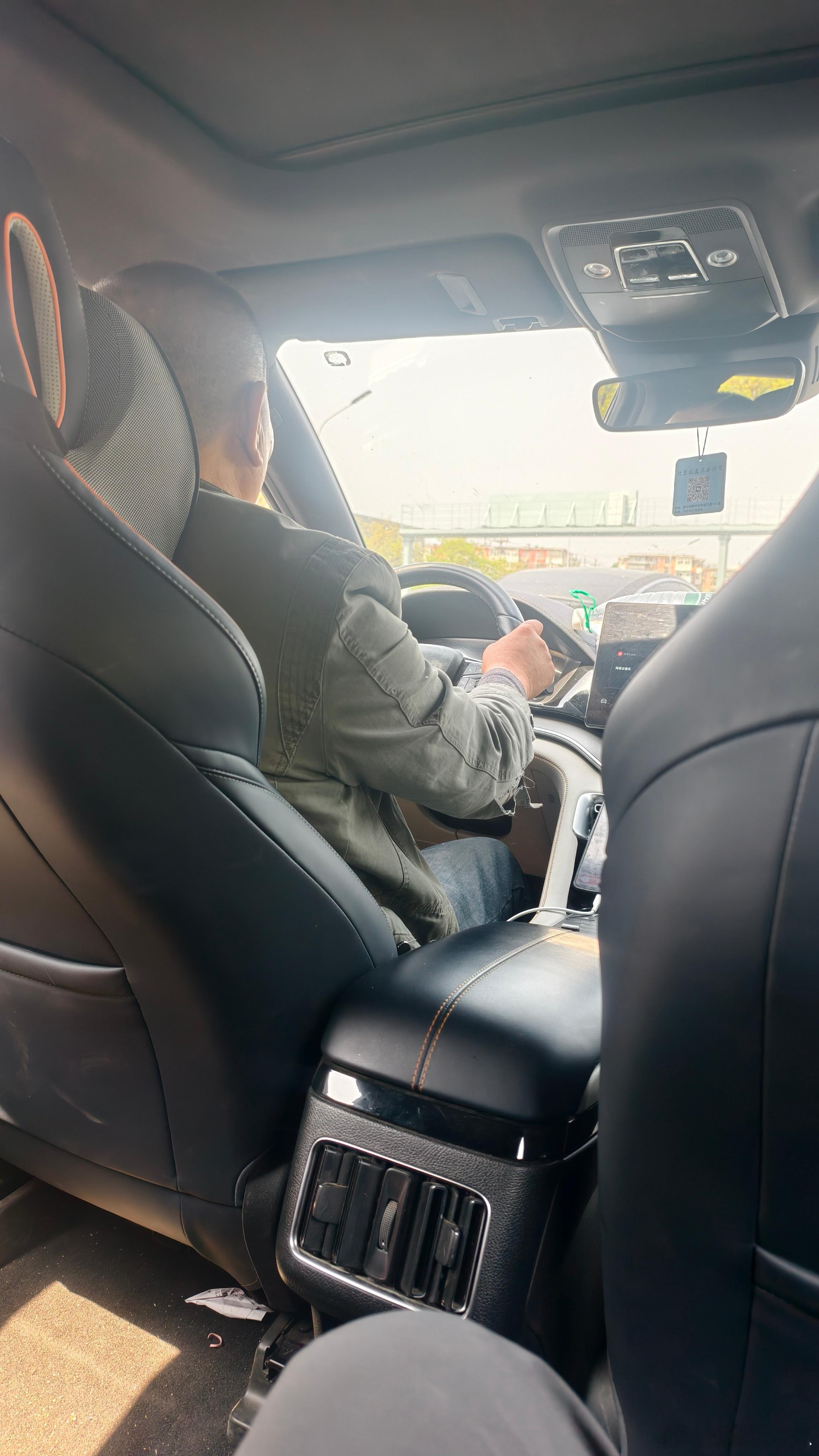 打到一个50岁左右大爷的车，一路无交流，行驶一半时。他突然说：天越来越热了我：是