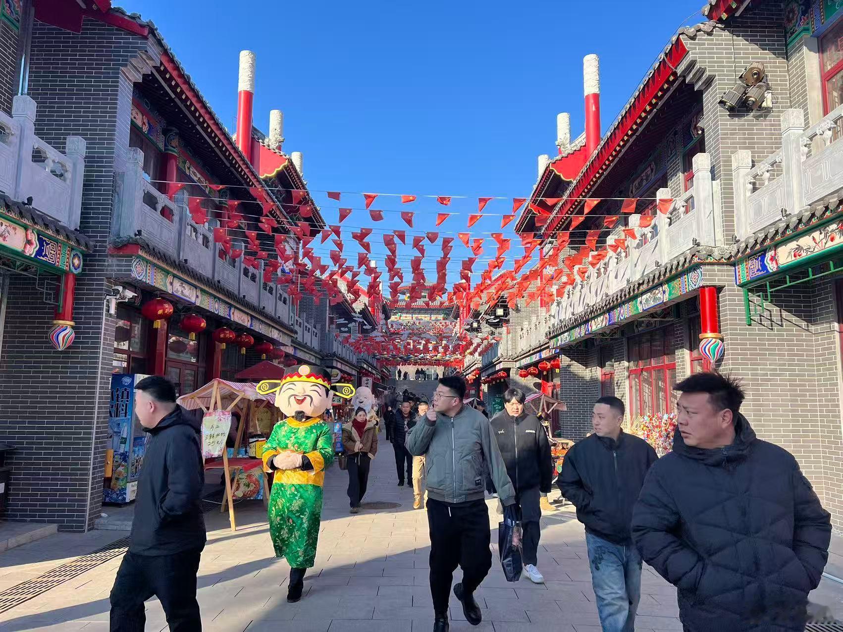谁懂啊！辽宁铁刹山的非遗社火真的太震撼了，初五迎财神的现场氛围感直接拉满。整个春