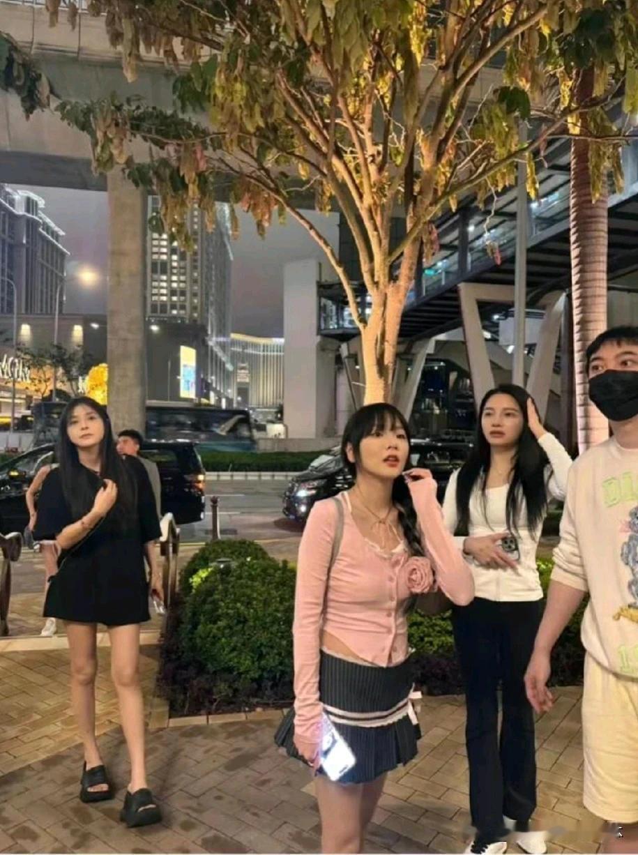 王思聪最近在澳门被网友偶遇，身边有四位女性陪同，这一事件迅速在网络上引起了热议。